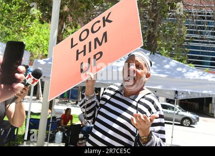 Miami, Florida, Stati Uniti. 13th giugno, 2023. Il manifestante, Domenic Santana, arrestato per aver saltato davanti alla motocicletta dell’ex presidente americano Donald Trump. All'apparizione in tribunale di Donald Trump Arraignment disegna proteste, Federal Courthouse, Miami, FL 13 giugno 2023. Credit: Desiree Navarro/Everett Collection/Alamy Live News Foto Stock