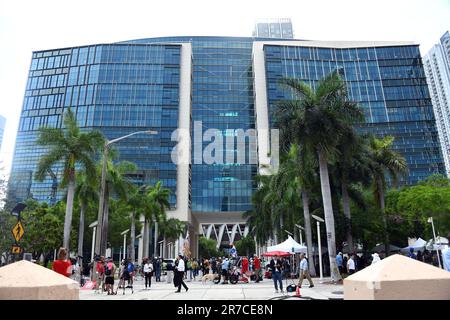 Miami, Florida, Stati Uniti. 13th giugno, 2023. Vista esterna del Wilkie D. Ferguson Jr Tribunale degli Stati Uniti a Miami, Florida. All'apparizione in tribunale di Donald Trump Arraignment disegna proteste, Federal Courthouse, Miami, FL 13 giugno 2023. Credit: Desiree Navarro/Everett Collection/Alamy Live News Foto Stock