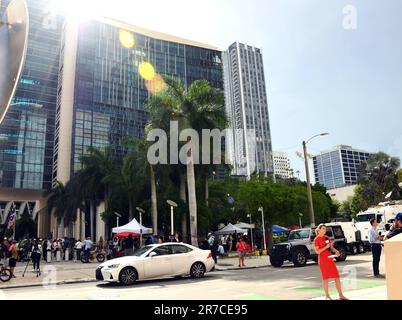 Miami, Florida, Stati Uniti. 13th giugno, 2023. Copertura mediatica per Trump al di fuori del tribunale. All'apparizione in tribunale di Donald Trump Arraignment disegna proteste, Federal Courthouse, Miami, FL 13 giugno 2023. Credit: Desiree Navarro/Everett Collection/Alamy Live News Foto Stock