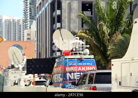 Miami, Florida, Stati Uniti. 13th giugno, 2023. Copertura mediatica per Trump al di fuori del tribunale. All'apparizione in tribunale di Donald Trump Arraignment disegna proteste, Federal Courthouse, Miami, FL 13 giugno 2023. Credit: Desiree Navarro/Everett Collection/Alamy Live News Foto Stock