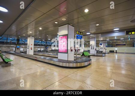 MADRID, SPAGNA - CIRCA GENNAIO 2020: Area ritiro bagagli all'aeroporto di Madrid-Barajas, il principale aeroporto di Madrid. Foto Stock