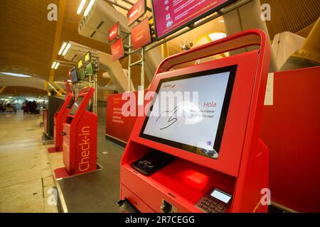 MADRID, SPAGNA - CIRCA GENNAIO, 2020: Area check-in self-check-in presso l'aeroporto di Madrid-Barajas, il principale aeroporto di Madrid. Foto Stock