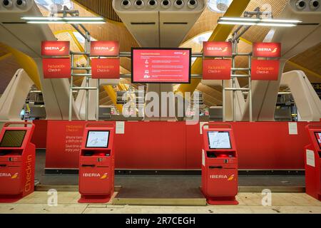 MADRID, SPAGNA - CIRCA GENNAIO, 2020: Area check-in self-check-in presso l'aeroporto di Madrid-Barajas, il principale aeroporto di Madrid. Foto Stock