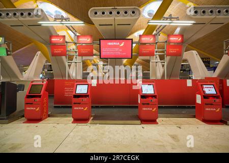 MADRID, SPAGNA - CIRCA GENNAIO, 2020: Area check-in self-check-in presso l'aeroporto di Madrid-Barajas, il principale aeroporto di Madrid. Foto Stock