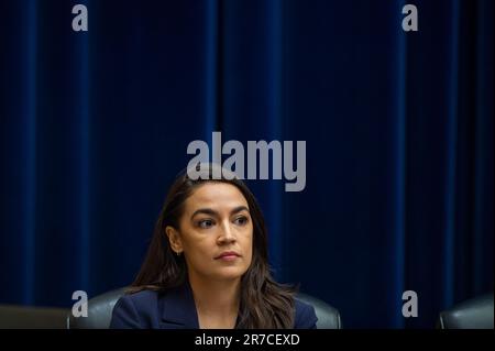 Washington, Stato di Vereinigte. 14th giugno, 2023. Il rappresentante degli Stati Uniti Alexandria Ocasio-Cortez (democratico di New York) partecipa a un Comitato della Camera sulla supervisione e la responsabilità durante l'audizione "Death by a Thousand Regulations: The Biden Administations Campaign to Bury America in Red Tape" nell'edificio degli uffici della Casa di Rayburn a Washington, DC, mercoledì 14 giugno 2023. Credit: Rod Lammey/CNP/dpa/Alamy Live News Foto Stock