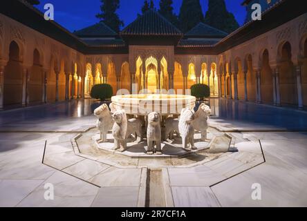 Corte illuminata dei Lions (patio de los Leones) con fontana ai palazzi Nasridi dell'Alhambra di notte - Granada, Andalusia, Spagna Foto Stock