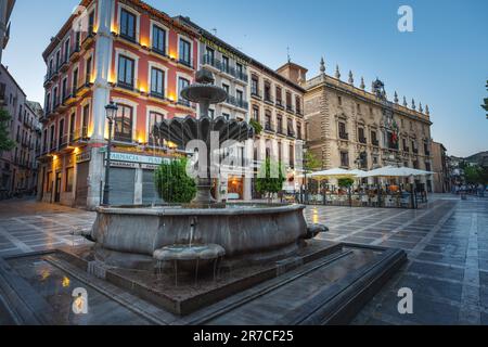 Fontana di Plaza Nueva al tramonto - Granada, Andalusia, Spagna Foto Stock