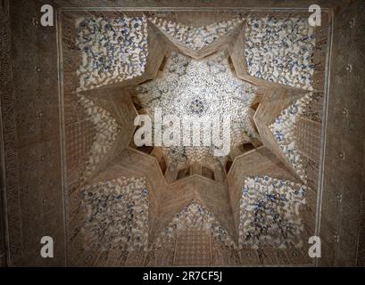 Soffitto a forma di stella con Muqarnas nella Sala degli Aberraggi (Sala de los Abencerrajes) ai palazzi Nasridi dell'Alhambra - Granada, Andalusia, Spagna Foto Stock