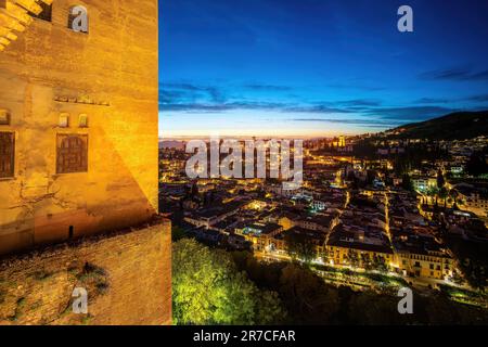 Vista aerea dell'Alhambra di notte con la Torre di Comares ai palazzi Nasridi dell'Alhambra - Granada, Andalusia, Spagna Foto Stock