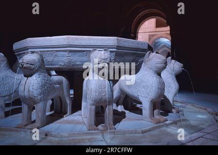 Fontana di Corte dei Leoni (patio de los Leones) ai palazzi Nasridi dell'Alhambra di notte - Granada, Andalusia, Spagna Foto Stock