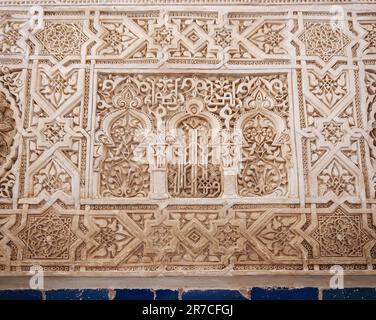 Particolare della decorazione murale dello stucco nel Palazzo dei Leoni ai palazzi Nasridi dell'Alhambra - Granada, Andalusia, Spagna Foto Stock