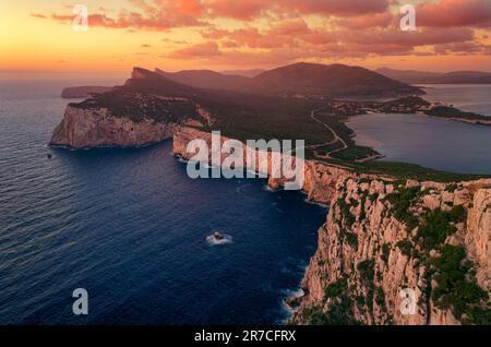 Sardegna tramonto ovet Capo Caccia. Alghero Sassari, bella scogliera, rocce e Mar Mediterraneo Foto Stock