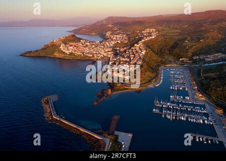 Sardegna Provincia di Sassari, porto Castelsardo - Golfo dell'Asinara - yacht, marina Mar Mediterraneo Foto Stock