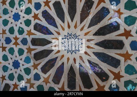 Mosaico (Zellij) nella Sala del Consiglio (Sala del Mexuar) ai palazzi Nasridi dell'Alhambra - Granada, Andalusia, Spagna Foto Stock