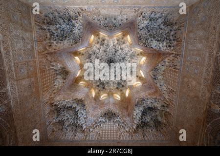 Soffitto a forma di stella con Muqarnas nella Sala degli Aberraggi (Sala de los Abencerrajes) ai palazzi Nasridi dell'Alhambra - Granada, Andalusia, Spagna Foto Stock