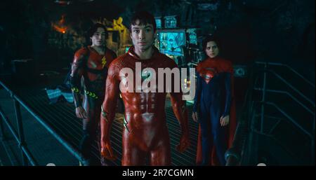 DATA DI RILASCIO: 16 giugno 2023. TITOLO: Il Flash. CASA DI PRODUZIONE: Warner Bros. DIRETTORE: Andy Muschietti. TRAMA: Barry Allen usa la sua super velocità per cambiare il passato, ma il suo tentativo di salvare la sua famiglia crea un mondo senza super eroi, costringendolo a correre per la sua vita per salvare il futuro. STARRING: EZRA MILLER come Barry Allen/The Flash, SASHA CALLE come Kara Zor-El aka Supergirl. (Credit Image: © Warner Bros/Entertainment Pictures/ZUMAPRESS.com) SOLO PER USO EDITORIALE! Non per USO commerciale! Foto Stock