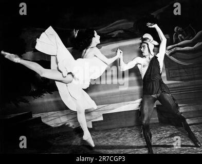 Chicago, Illinois: 29 novembre 1944. Una scena da un balletto con Tamara Toumanova e Richard Reed del balletto russo mentre appariva a Chicago. Foto Stock