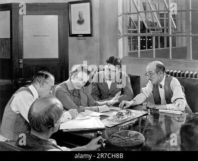 Hollywood, California: 1925. Una scena d'incontro d'affari dal film muto, "fuochi d'assestazione", con Pauline Frederick. Foto Stock