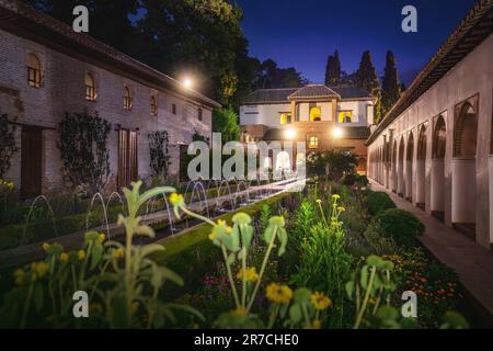 Cortile del canale (patio de la Acequia) al Generalife Palazzo di Alhambra di notte - Granada, Andalusia, Spagna Foto Stock