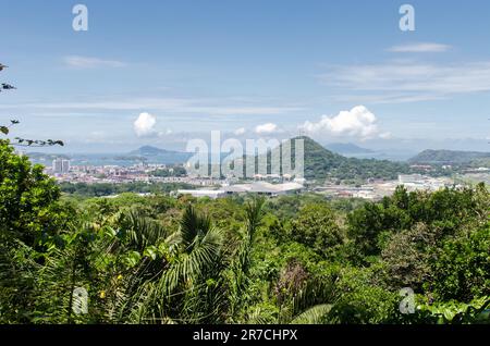 Panama City Skyline, questa è la parte più antica della città. La famosa collina di Ancon è vista all'orizzonte a destra. Potete anche vedere la zona di Albrook Foto Stock