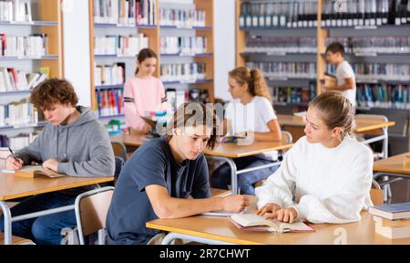 Adolescenti che trascorrono del tempo in biblioteca Foto Stock