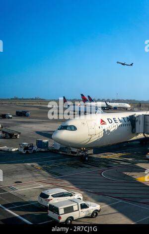 Queens, NY – USA – 1 giugno 2023 Vista verticale degli aviogetti passeggeri Delta sul asfalto al Terminal 4 dell'Aeroporto Internazionale John F. Kennedy. Foto Stock