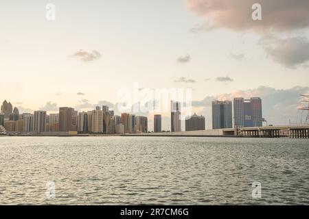 ABU DHABI, Emirati Arabi Uniti - CIRCA GENNAIO 2020: Paesaggio urbano di Abu Dhabi. Foto Stock