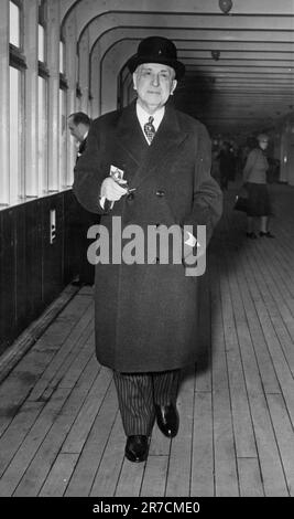 New York, New York: c. 1937 Charles M Schwab, presidente del consiglio di amministrazione di Bethlehem Steel, arriva dall'Europa a bordo della S.S. Regina Maria. Foto Stock