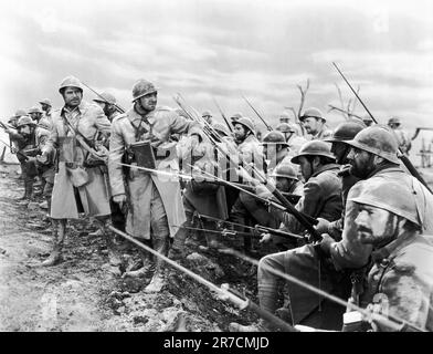 Hollywood, California, c 1925. Una scena di un film della prima guerra mondiale con le truppe pronte ad attaccare con bayonette. Foto Stock