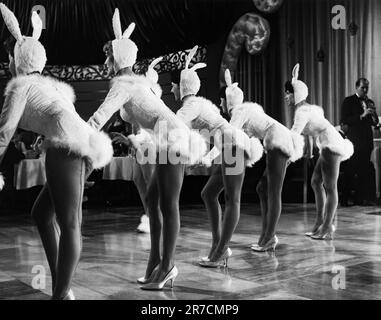 Stati Uniti, c 1960 Una performance di nightclub con donne in abiti conigliati. Foto Stock