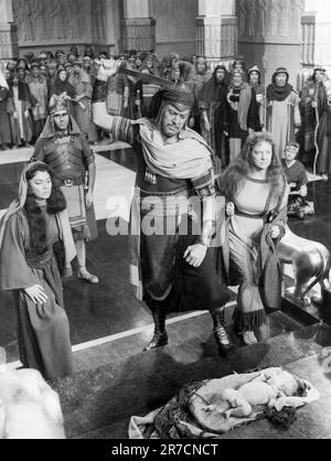 Madrid, Spagna, 1959. Scena dal film, 'Salomone e Sheba' dove Giosia sta per tagliare il bambino a metà su ordine del re Salomone di scoprire quale delle due donne, Sara e Leah, è la vera madre. Foto Stock