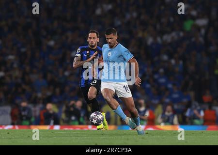 Istanbul, Turchia, 10th giugno 2023. Rodri di Manchester City gioca la palla come Hakan Calhanoglu del FC Internazionale chiude durante la partita UEFA Champions League allo Stadio Olimpico Ataturk di Istanbul. L'immagine di credito dovrebbe essere: Jonathan Moskrop / Sportimage Foto Stock