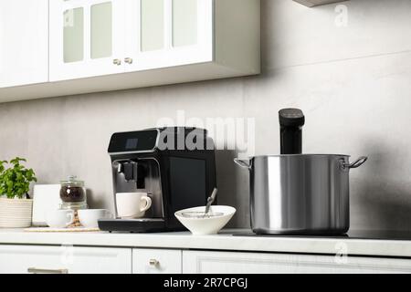 Pentola con cucina sous vide. Circolatore a immersione termica Foto Stock