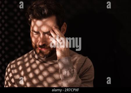 Sconvolgente l'uomo che ascolta il sacerdote durante la confessione in cabina, spazio per il testo Foto Stock