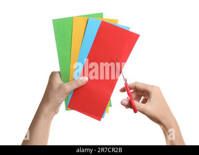 Donna che taglia fogli colorati di carta con forbici su sfondo bianco,  primo piano Foto stock - Alamy