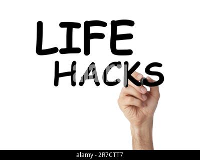 Uomo scrivere parole Life Hacks con marcatore su tavola di vetro su sfondo bianco, primo piano Foto Stock
