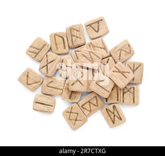 Pila di rune di legno isolato su bianco, vista dall'alto Foto Stock