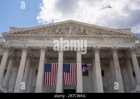 Washington, Stati Uniti. 14th giugno, 2023. Le bandiere nazionali DEGLI STATI UNITI appendono tra le colonne sui gradini del fronte Est della Camera dei rappresentanti per celebrare la Giornata della bandiera, sulla collina del Campidoglio a Washington, DC, mercoledì 14 giugno 2023. Flag Day commemora l'adozione della bandiera statunitense il 14 giugno 1777 Foto di Ken Cedeno/UPI Credit: UPI/Alamy Live News Foto Stock