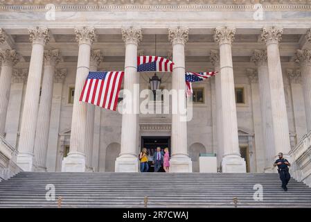 Washington, Stati Uniti. 14th giugno, 2023. Le bandiere nazionali DEGLI STATI UNITI appendono tra le colonne sui gradini del fronte Est della Camera dei rappresentanti per celebrare la Giornata della bandiera, sulla collina del Campidoglio a Washington, DC, mercoledì 14 giugno 2023. Flag Day commemora l'adozione della bandiera statunitense il 14 giugno 1777 Foto di Ken Cedeno/UPI Credit: UPI/Alamy Live News Foto Stock