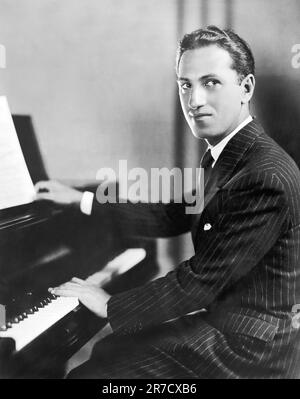 New York, New York: Agosto 1928 Una fotografia promozionale della National Broadcasting Company per il compositore e pianista americano George Gershwin. Foto Stock