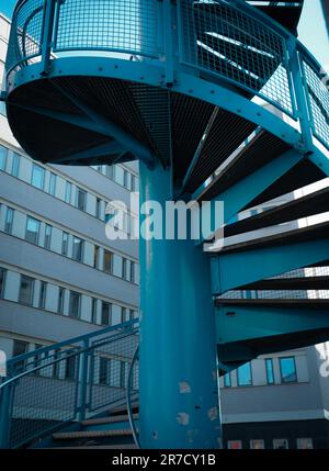 Vista ad angolo basso di una scala a chiocciola all'aperto Foto Stock