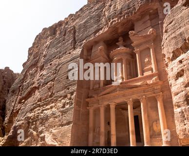 Veduta di al-Khazneh (il Tesoro), uno dei templi più elaborati in Petra, un'antica città del regno Nabateo, in Giordania. Foto Stock