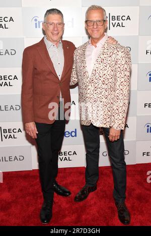 New York, Stati Uniti. 14th giugno, 2023. Rob Epstein e Jeffrey Friedman hanno partecipato alla prima "24-decade History of Popular Music" di Taylor Mac al Tribeca Festival di New York, NY, 14 giugno 2023. (Foto di Efren Landaos/Sipa USA) Credit: Sipa USA/Alamy Live News Foto Stock