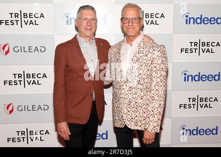 New York, Stati Uniti. 14th giugno, 2023. Rob Epstein e Jeffrey Friedman hanno partecipato alla prima "24-decade History of Popular Music" di Taylor Mac al Tribeca Festival di New York, NY, 14 giugno 2023. (Foto di Efren Landaos/Sipa USA) Credit: Sipa USA/Alamy Live News Foto Stock