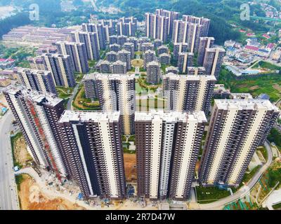 ANQING, CINA - 15 GIUGNO 2023 - nuovi edifici sono visti nella città di TianTang, Yuexi County, Anqing City, Anhui Province, Cina, Giugno 15, 2023. Foto Stock