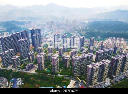 ANQING, CINA - 15 GIUGNO 2023 - nuovi edifici sono visti nella città di TianTang, Yuexi County, Anqing City, Anhui Province, Cina, Giugno 15, 2023. Foto Stock