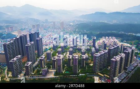 ANQING, CINA - 15 GIUGNO 2023 - nuovi edifici sono visti nella città di TianTang, Yuexi County, Anqing City, Anhui Province, Cina, Giugno 15, 2023. Foto Stock