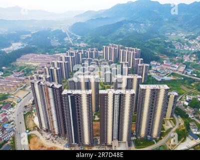 ANQING, CINA - 15 GIUGNO 2023 - nuovi edifici sono visti nella città di TianTang, Yuexi County, Anqing City, Anhui Province, Cina, Giugno 15, 2023. Foto Stock