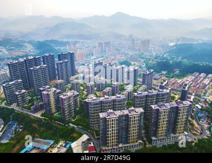 ANQING, CINA - 15 GIUGNO 2023 - nuovi edifici sono visti nella città di TianTang, Yuexi County, Anqing City, Anhui Province, Cina, Giugno 15, 2023. Foto Stock