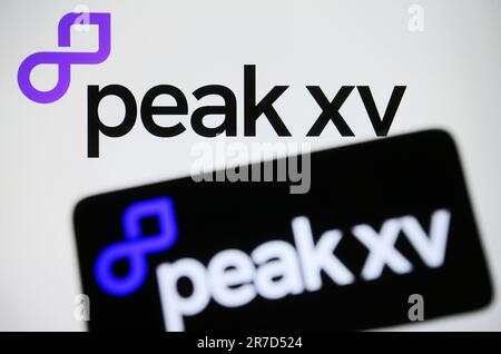 Ucraina. 15th giugno, 2023. In questa immagine, il logo Peak XV viene visualizzato sullo schermo di uno smartphone e di un pc. Credit: SOPA Images Limited/Alamy Live News Foto Stock